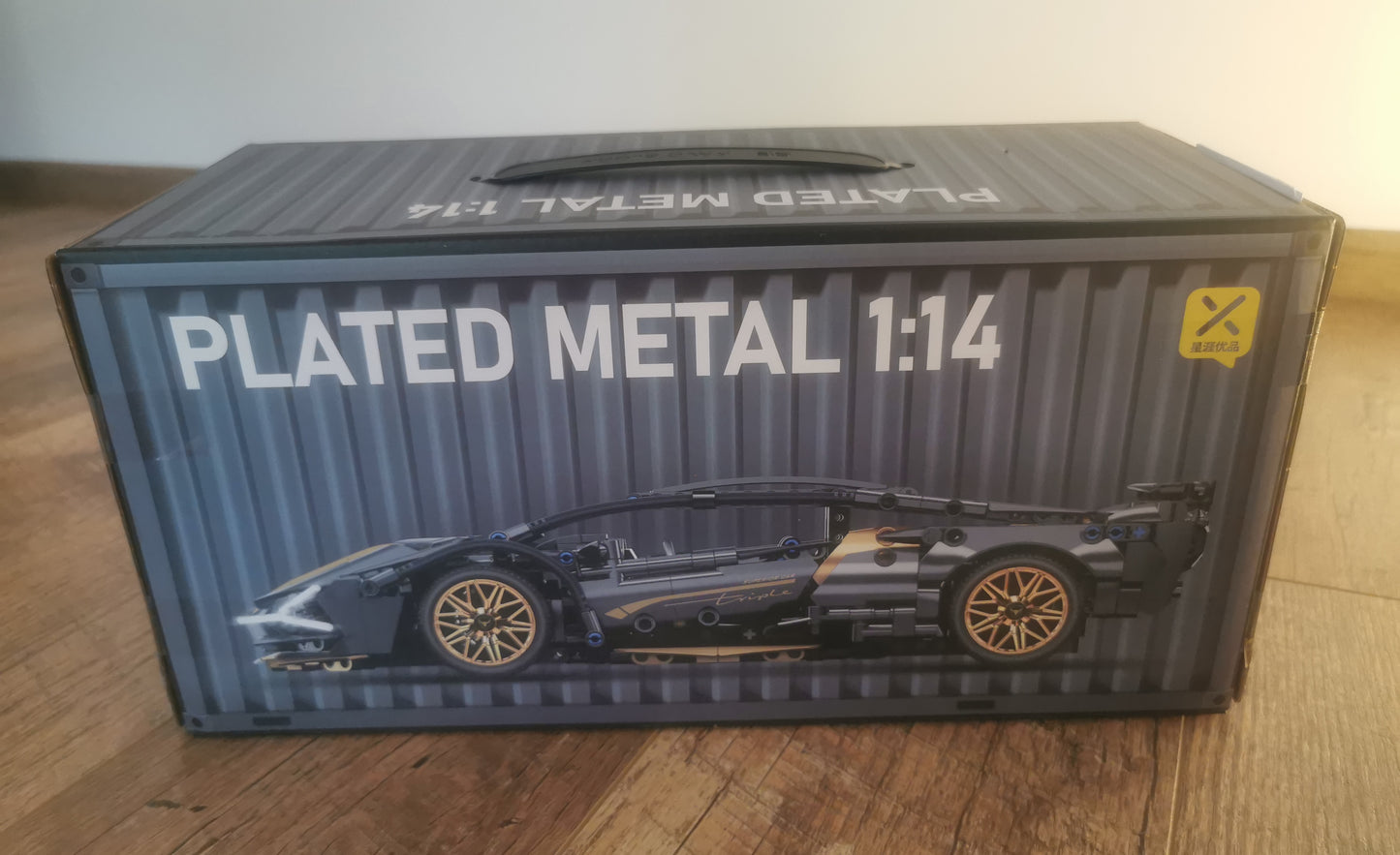 Kokkupandav must-kuldne sportauto