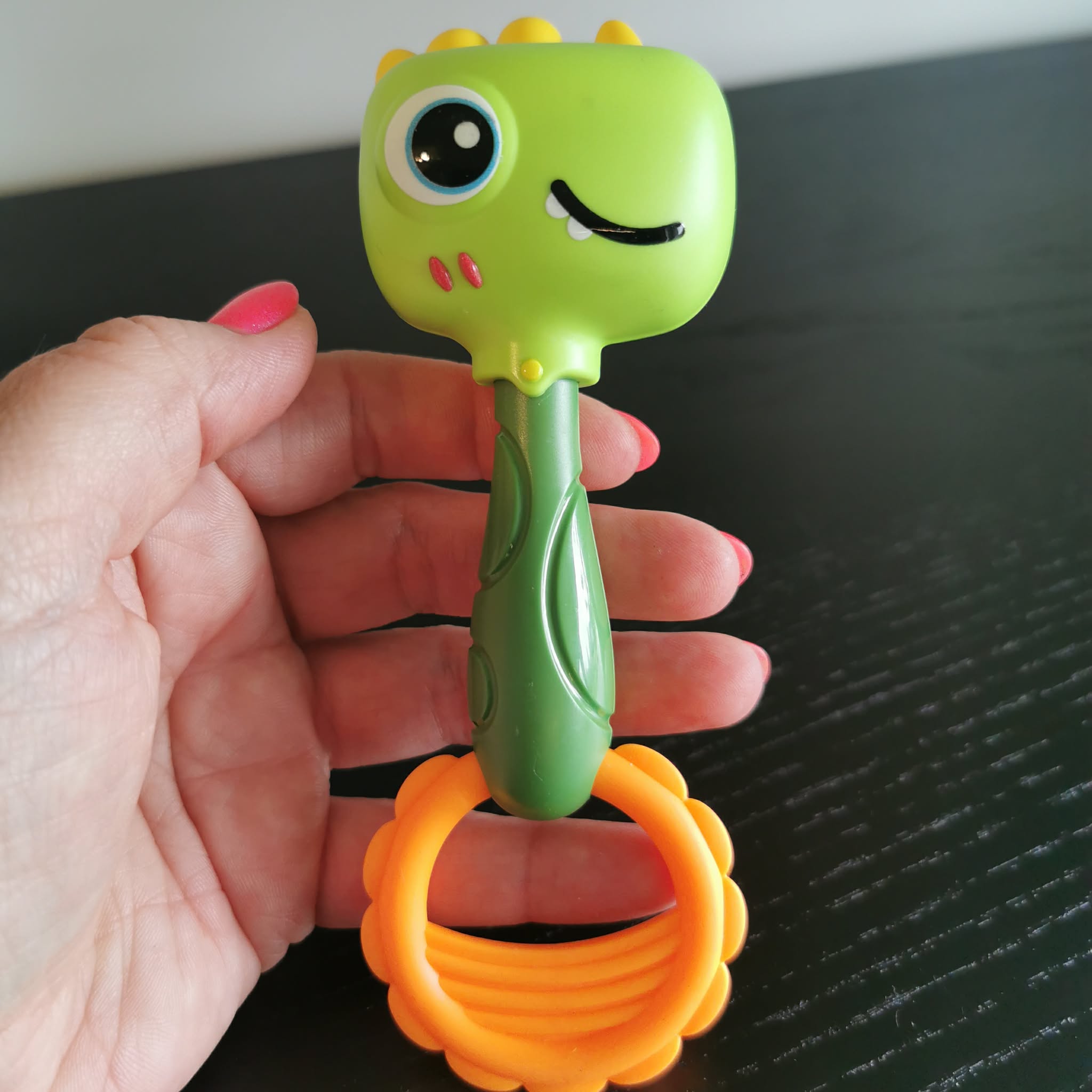 Plastikust tamburiini ja kõristi komplekt DINO