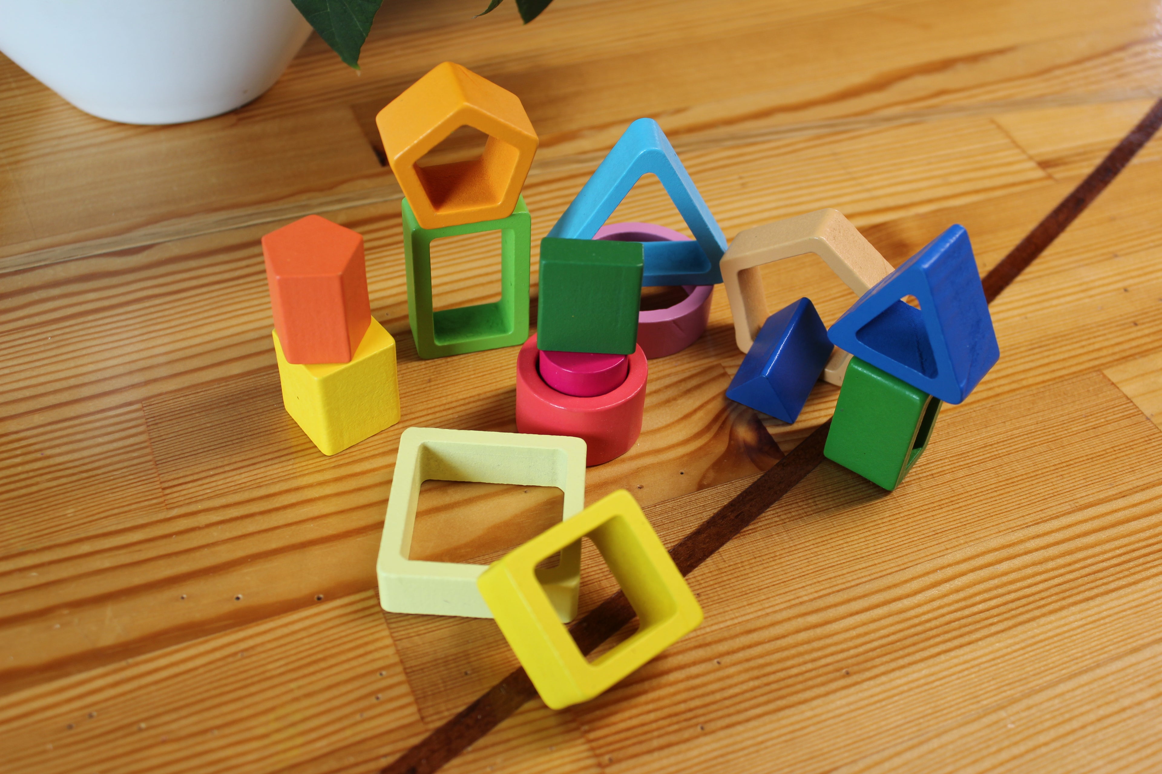 Puidust geomeetriliste kujundite ladumismäng