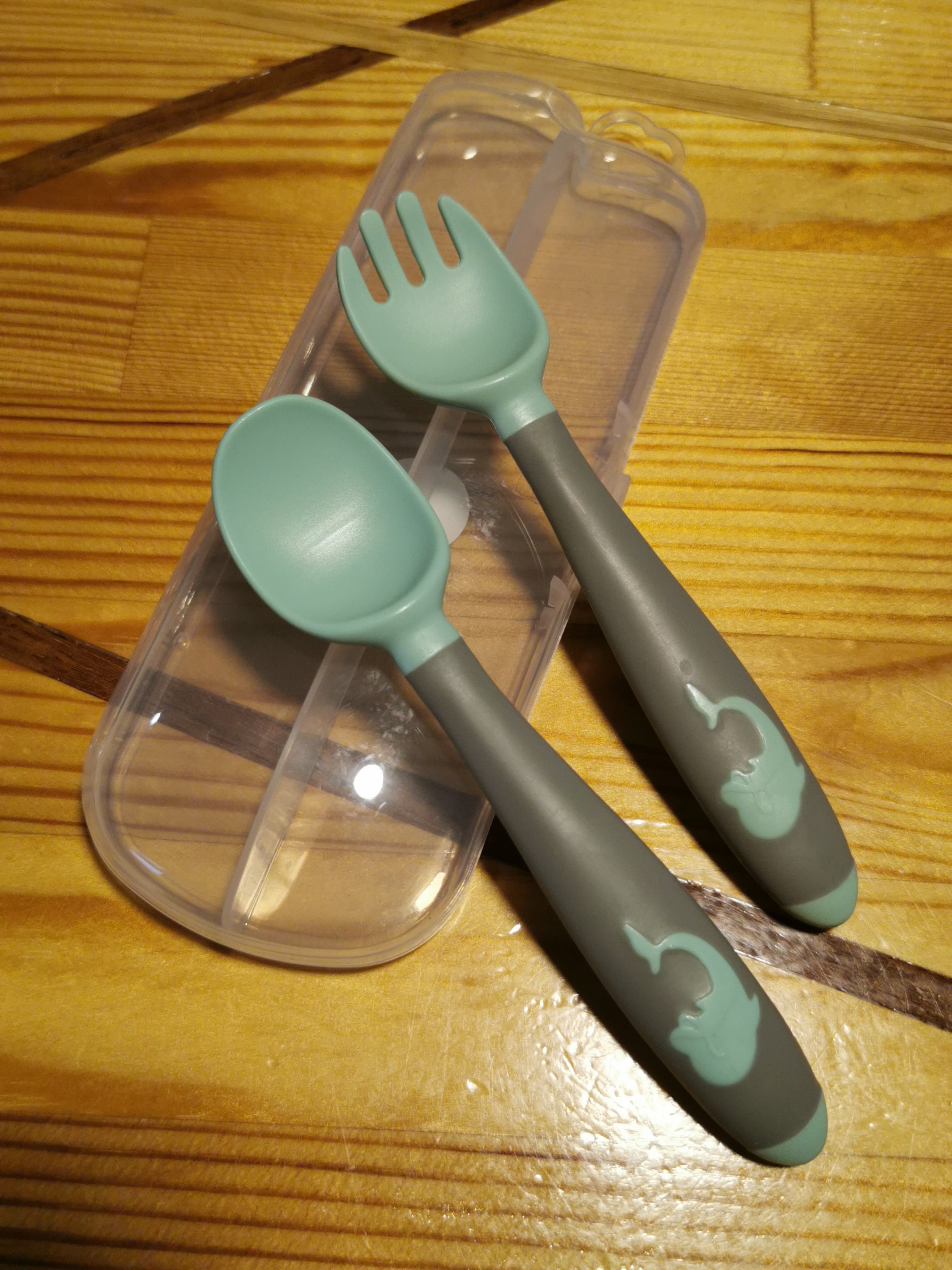 Lusika ja kahvli komplekt karbis