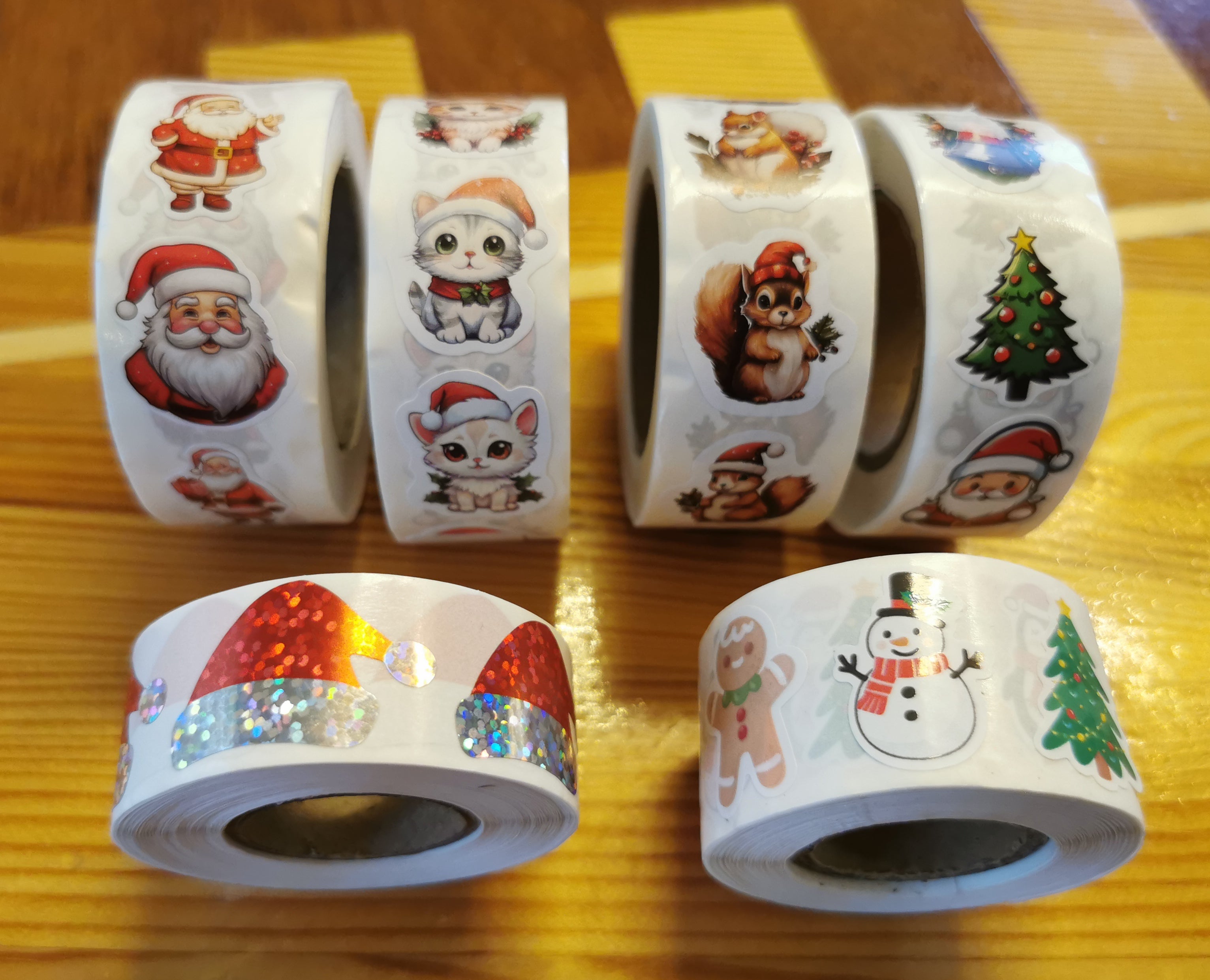 Jõuluteemalised kleebised 500 tk rullis