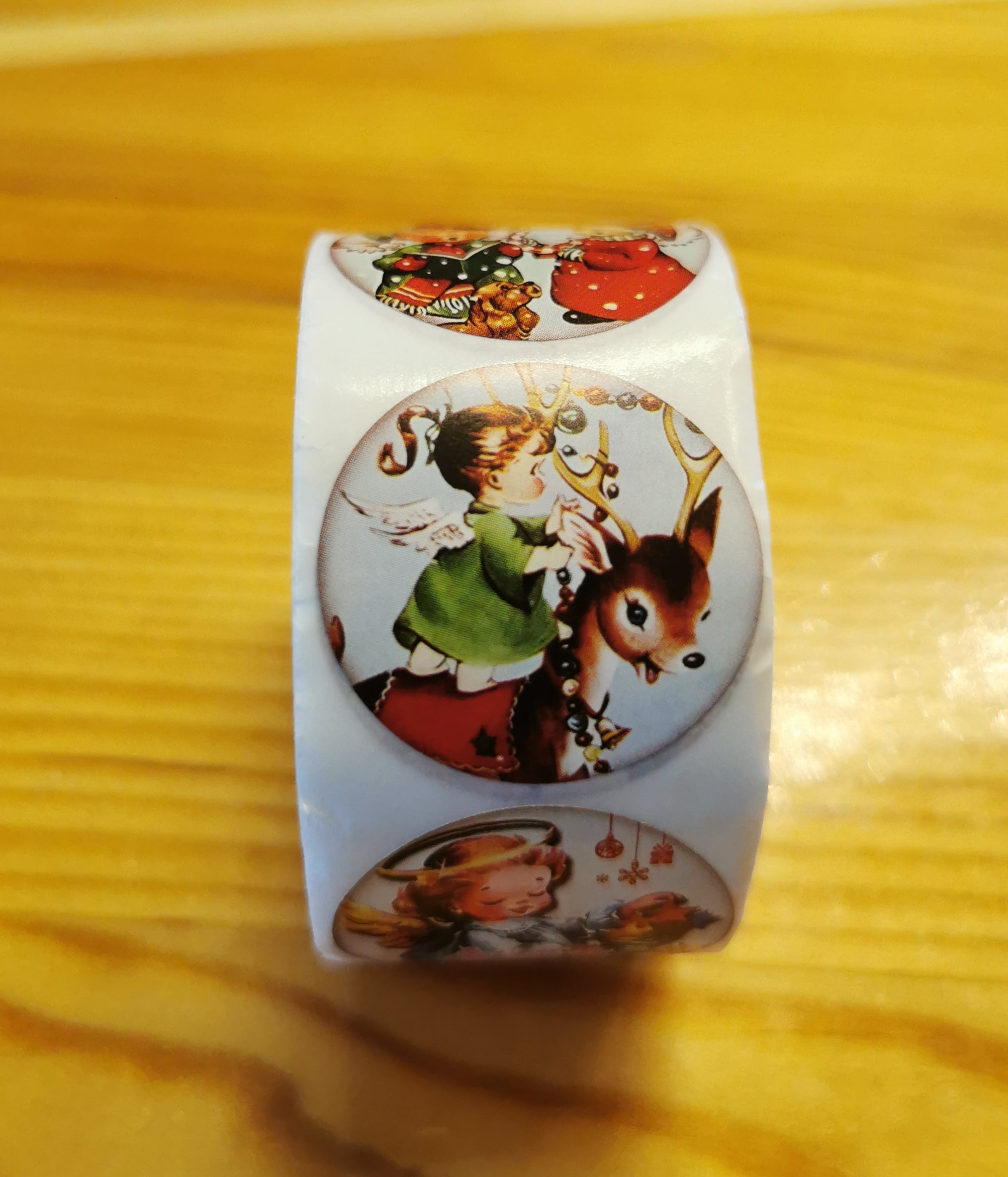 Jõuluteemalised kleebised 500 tk rullis