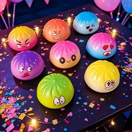Stressivastane mänguasi „Squishy Pelmeen“ erinevate näoilmetega