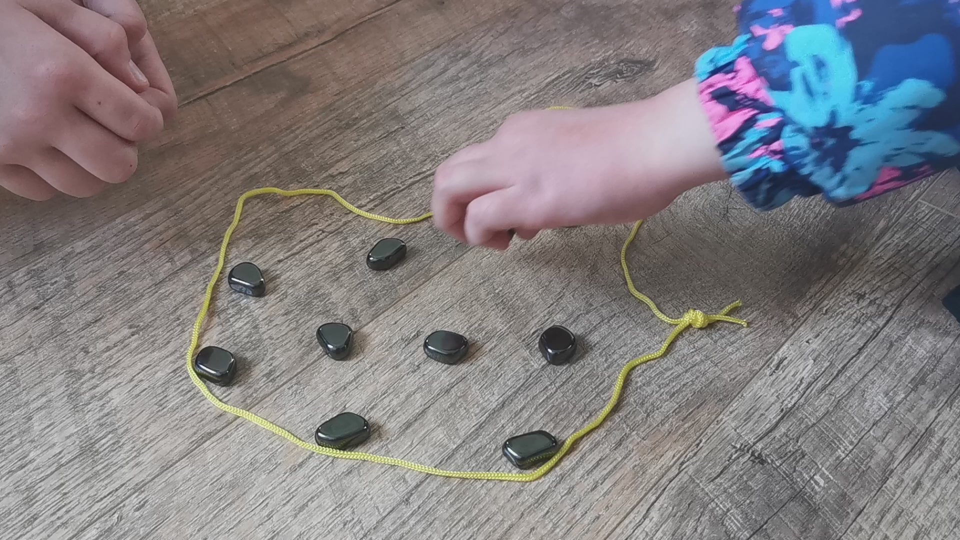 Lauamäng magnetiliste kivikestega